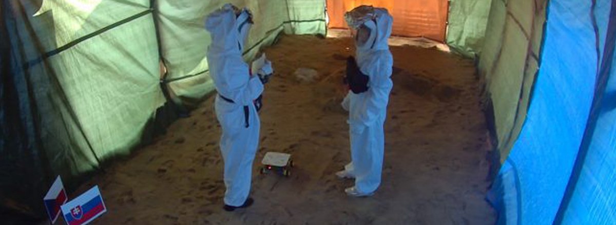 Pětice studentů při simulované misi přistála na Marsu